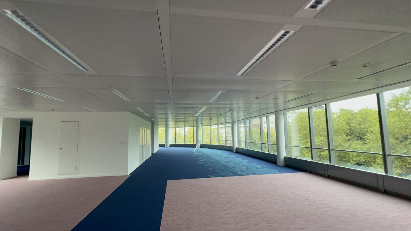 Bureaux tertiaires plateau vide avec dalles LED — Inotech