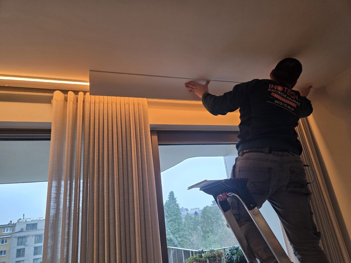 Installation rideau LED corniche salon — Inotech