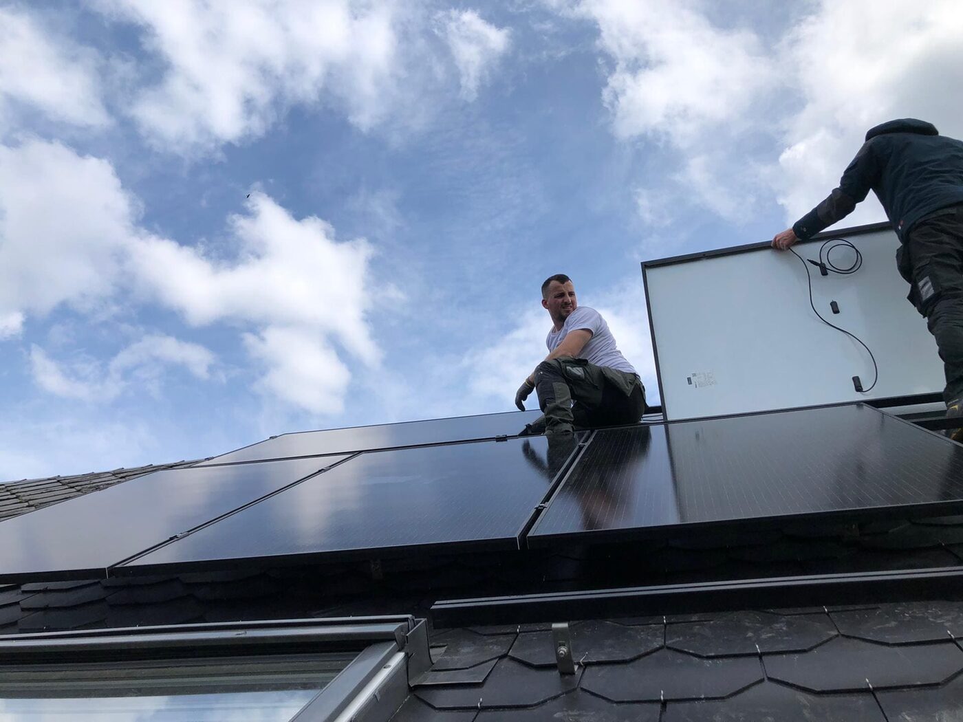 Équipe Inotech pose panneaux solaires