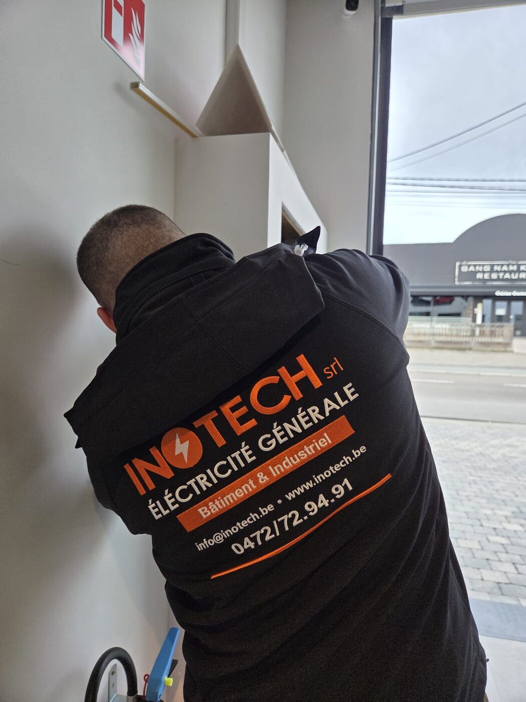 Technicien Inotech en intervention — uniforme vert Namur